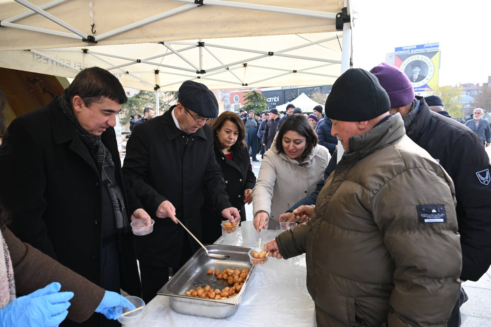 Regaip Kandili Dolayısıyla Halka Lokma Ikramı Yapıldı (2)