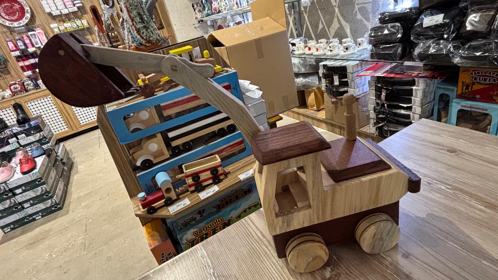 Kırşehir Külliyesi’nde El Emeği Ahşap Ürünler Vitrinlerde Yerini Aldı 7