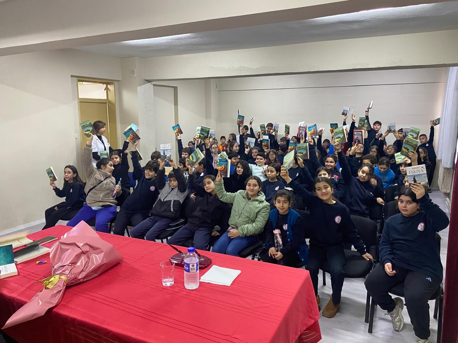 Doç. Dr. Mahmut Erbey İzmir’de Edebiyat Rüzgarı Estirdi 1