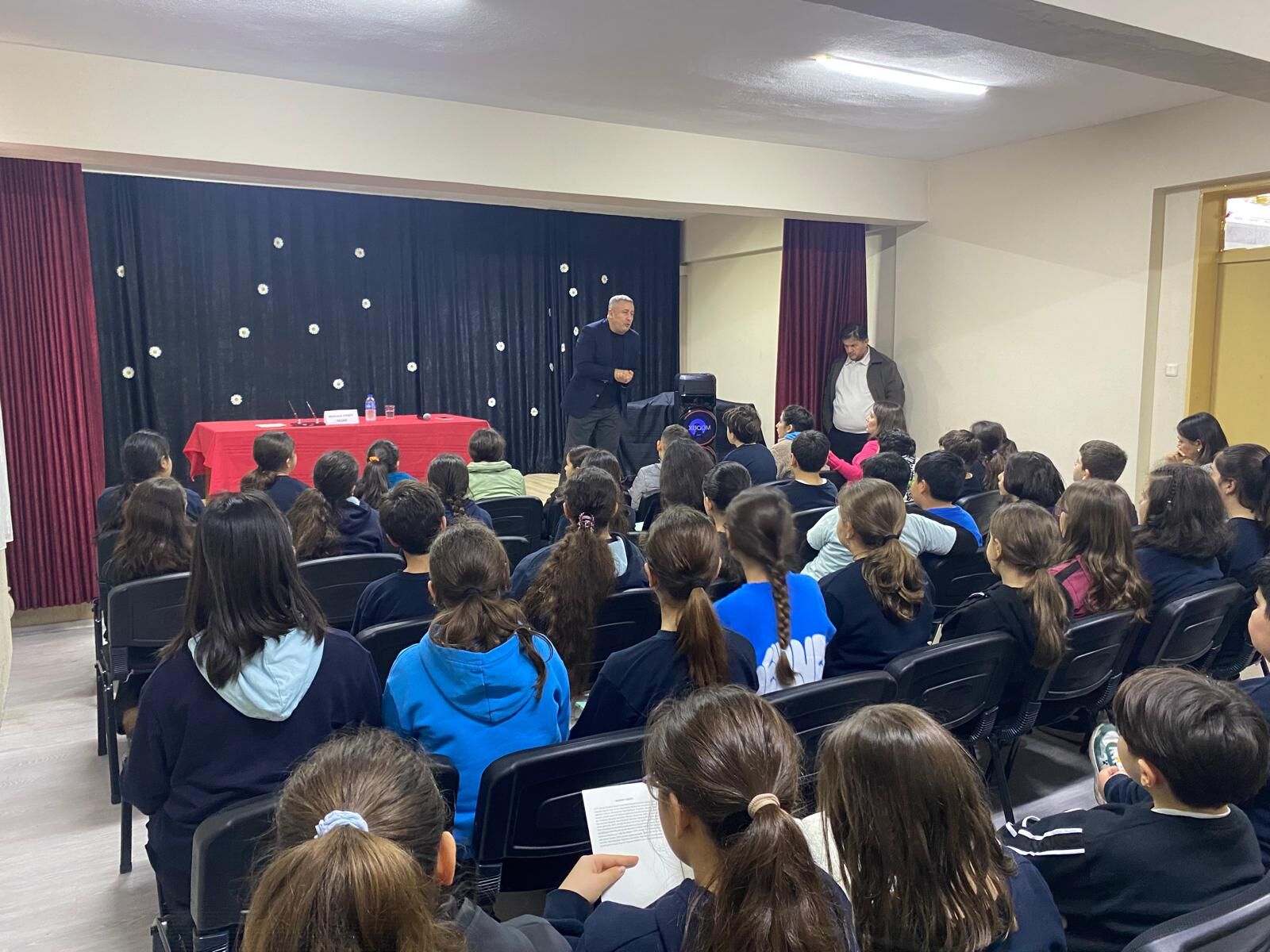 Doç. Dr. Mahmut Erbey İzmir’de Edebiyat Rüzgarı Estirdi 3