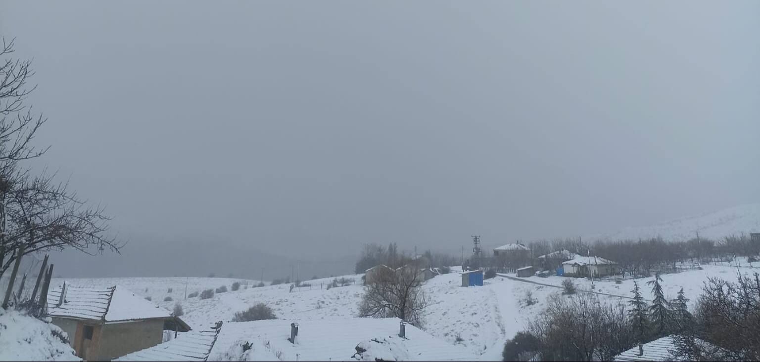 Kırşehir'in Bir Trafı Yağmur Bir Tarafı Kar 3