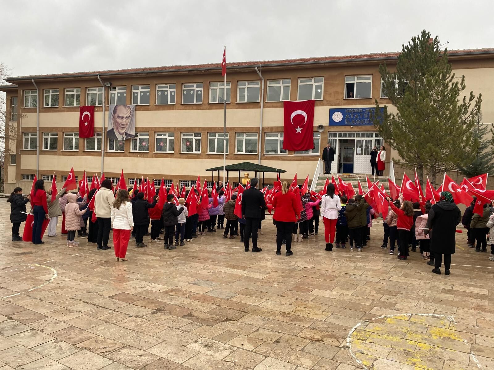 Mucur’da Ilk Zil Sesiyle Yükselen Bayrak Sevgisi 2