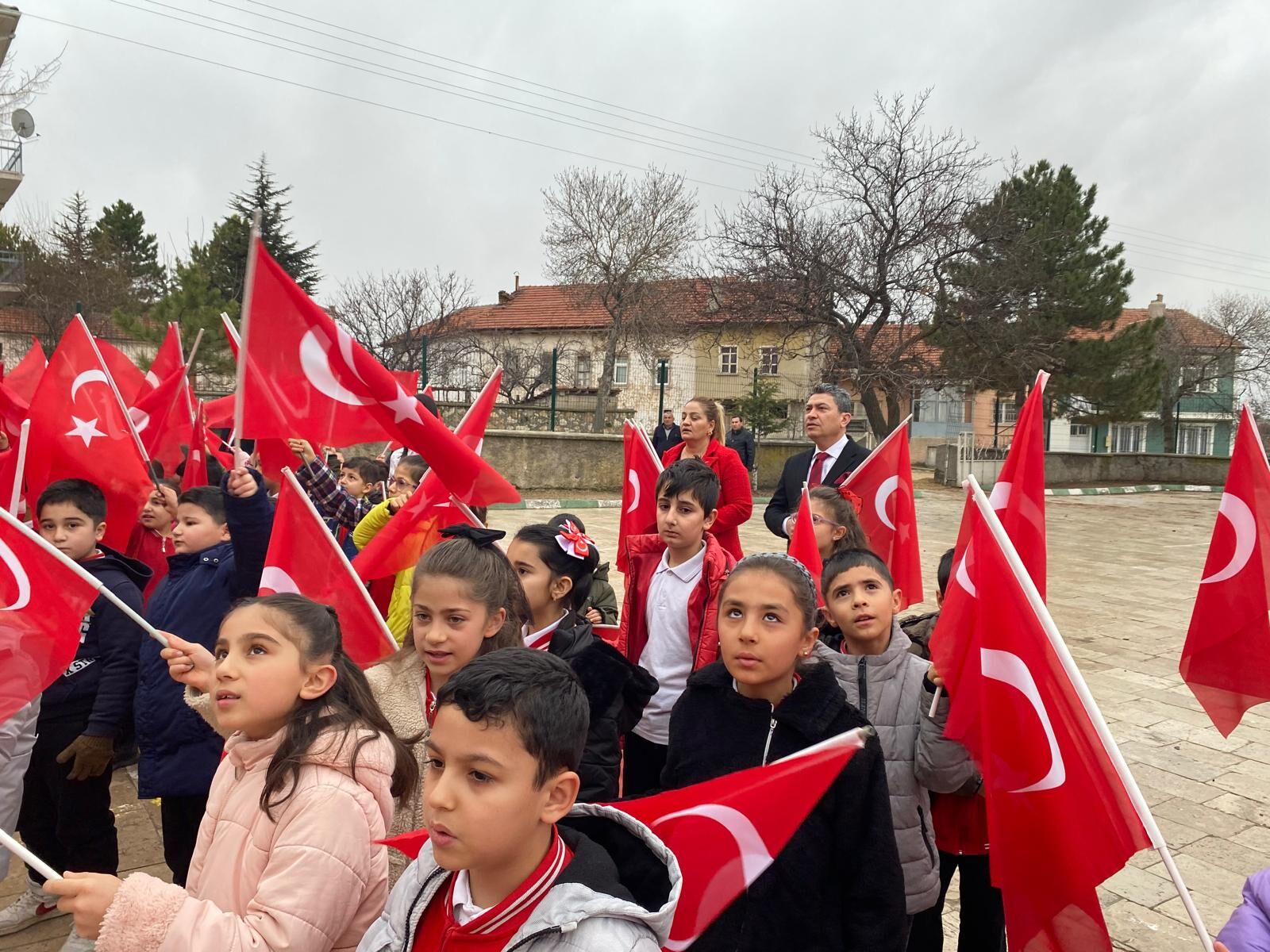 Mucur’da Ilk Zil Sesiyle Yükselen Bayrak Sevgisi 3