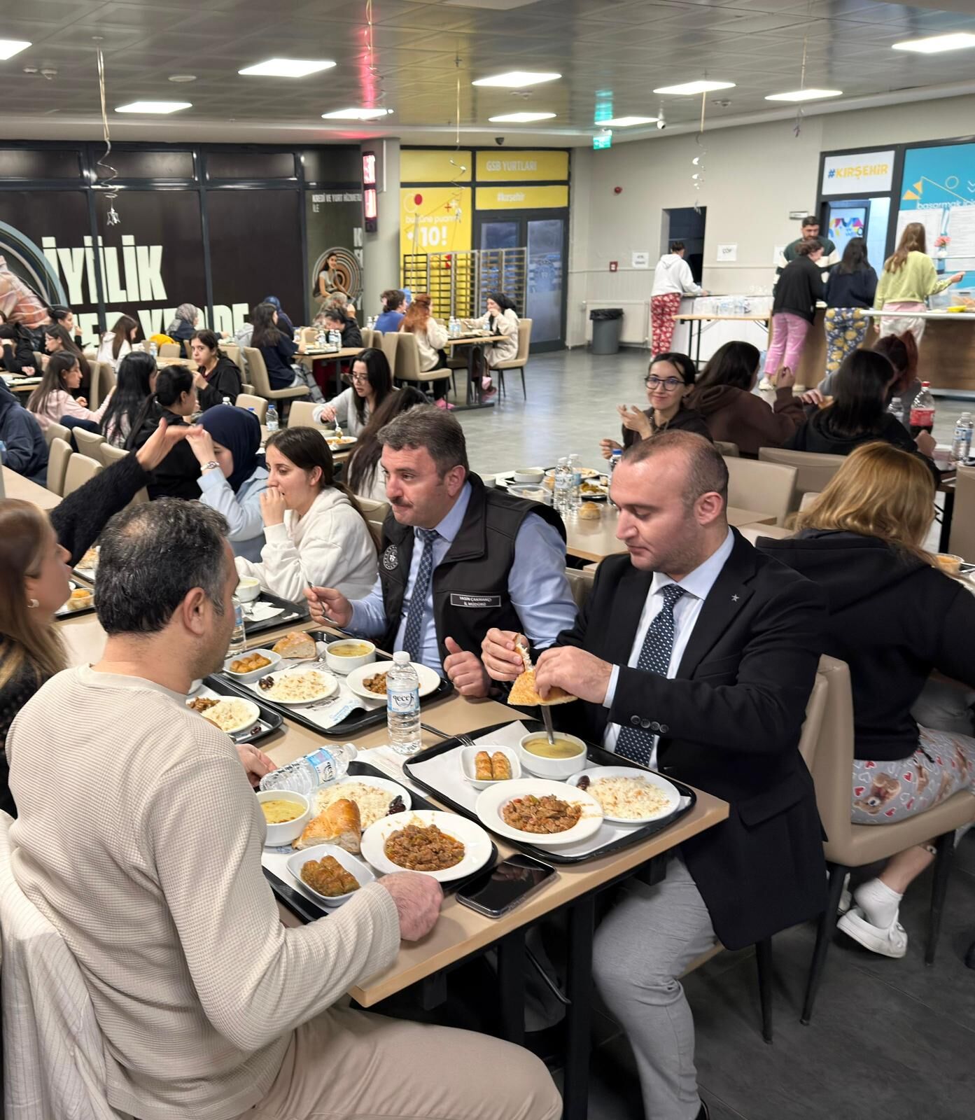 Ramazan’ın Ilk Iftarı ‘Ahi Sofrası’ Ruhuyla Açıldı (4)