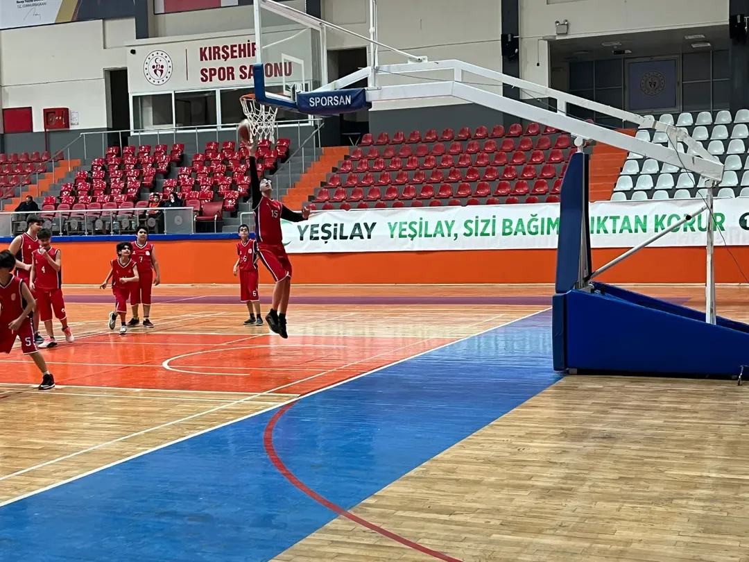 Sağlıklı Ve Özgür Bir Gençlik Için Kırşehir Kındam Toki̇ Kapalı Spor Salonu’nda Yeşilay Pankartı (1)