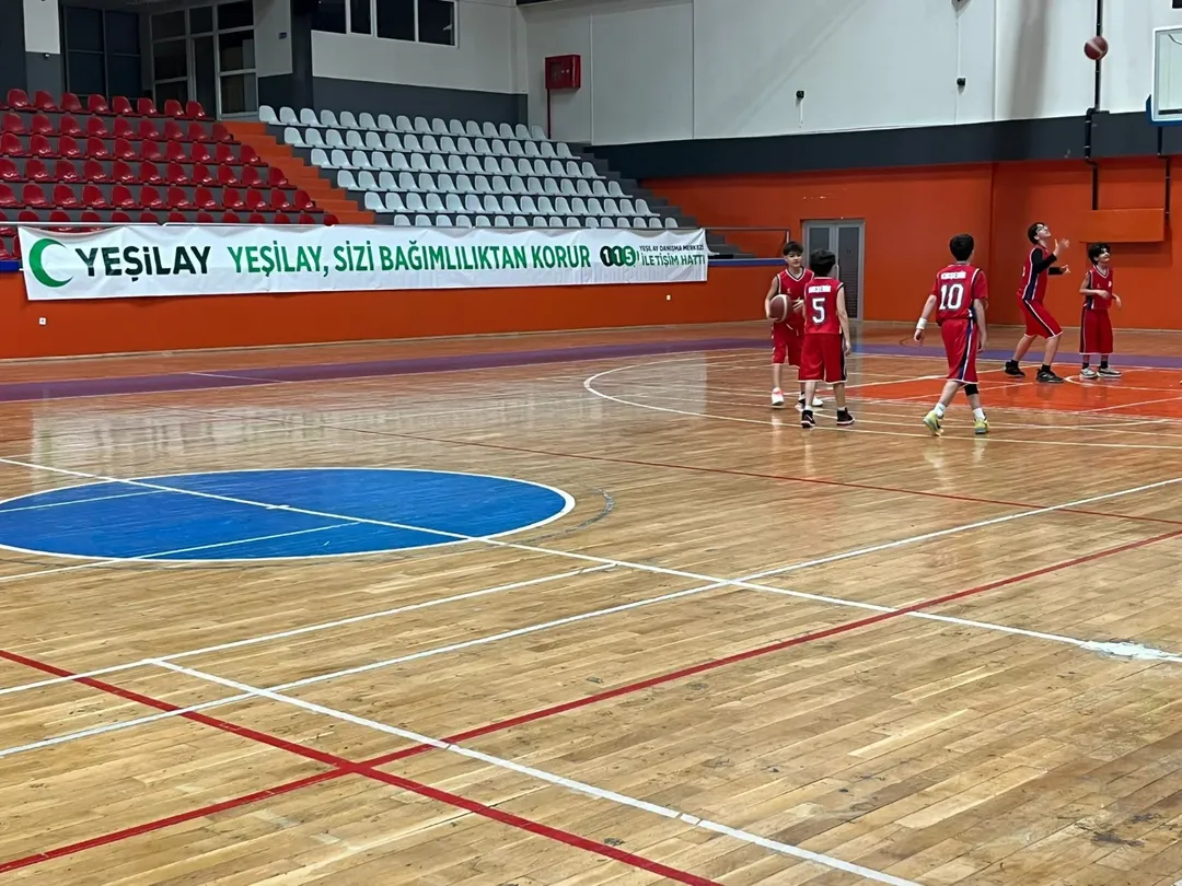 Sağlıklı Ve Özgür Bir Gençlik Için Kırşehir Kındam Toki̇ Kapalı Spor Salonu’nda Yeşilay Pankartı (2)