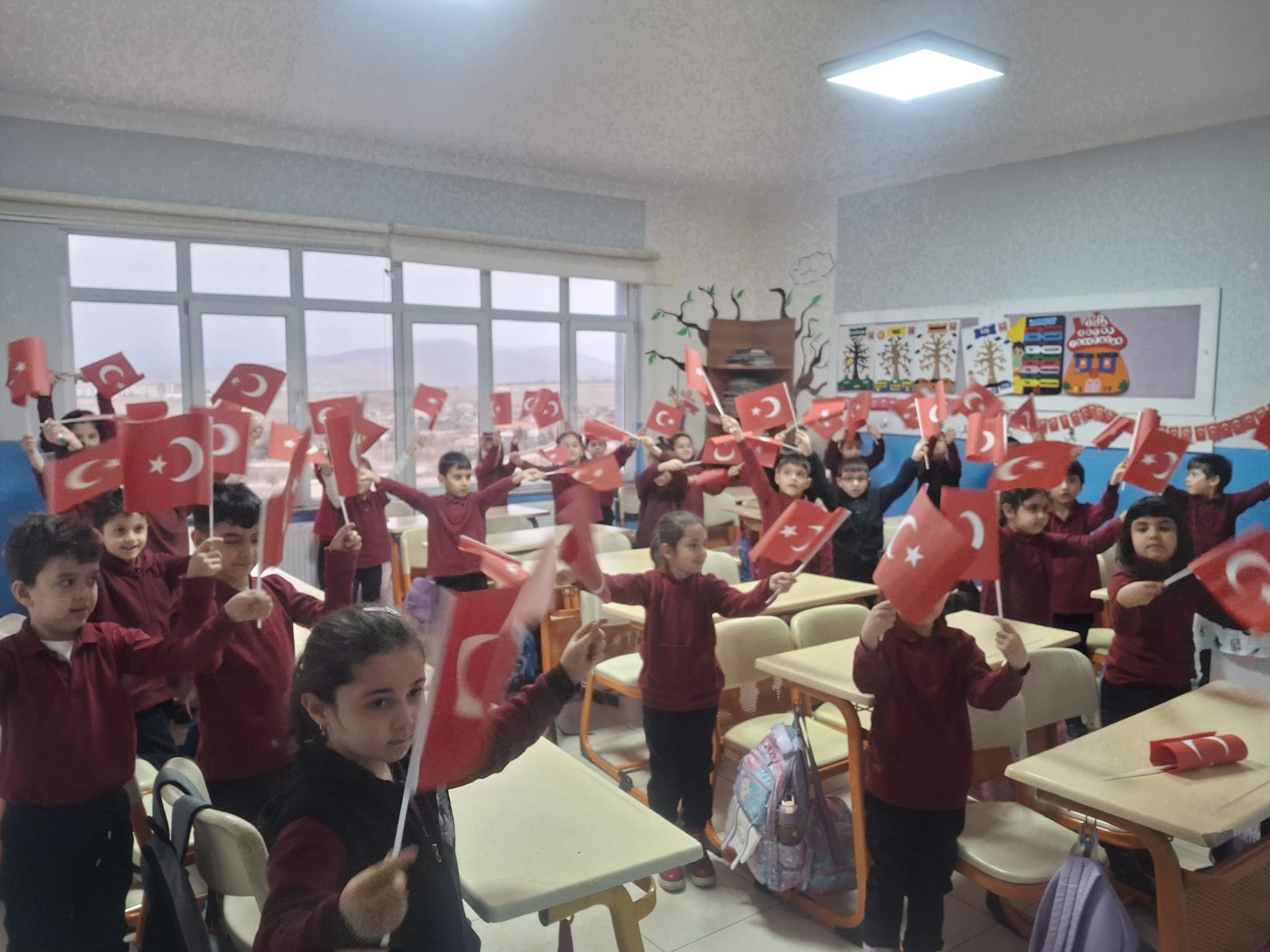 Şehit Ömer Halisdemir İlkokulu’nda Türk Bayrakları Sınıflarda Dalgalandı 1