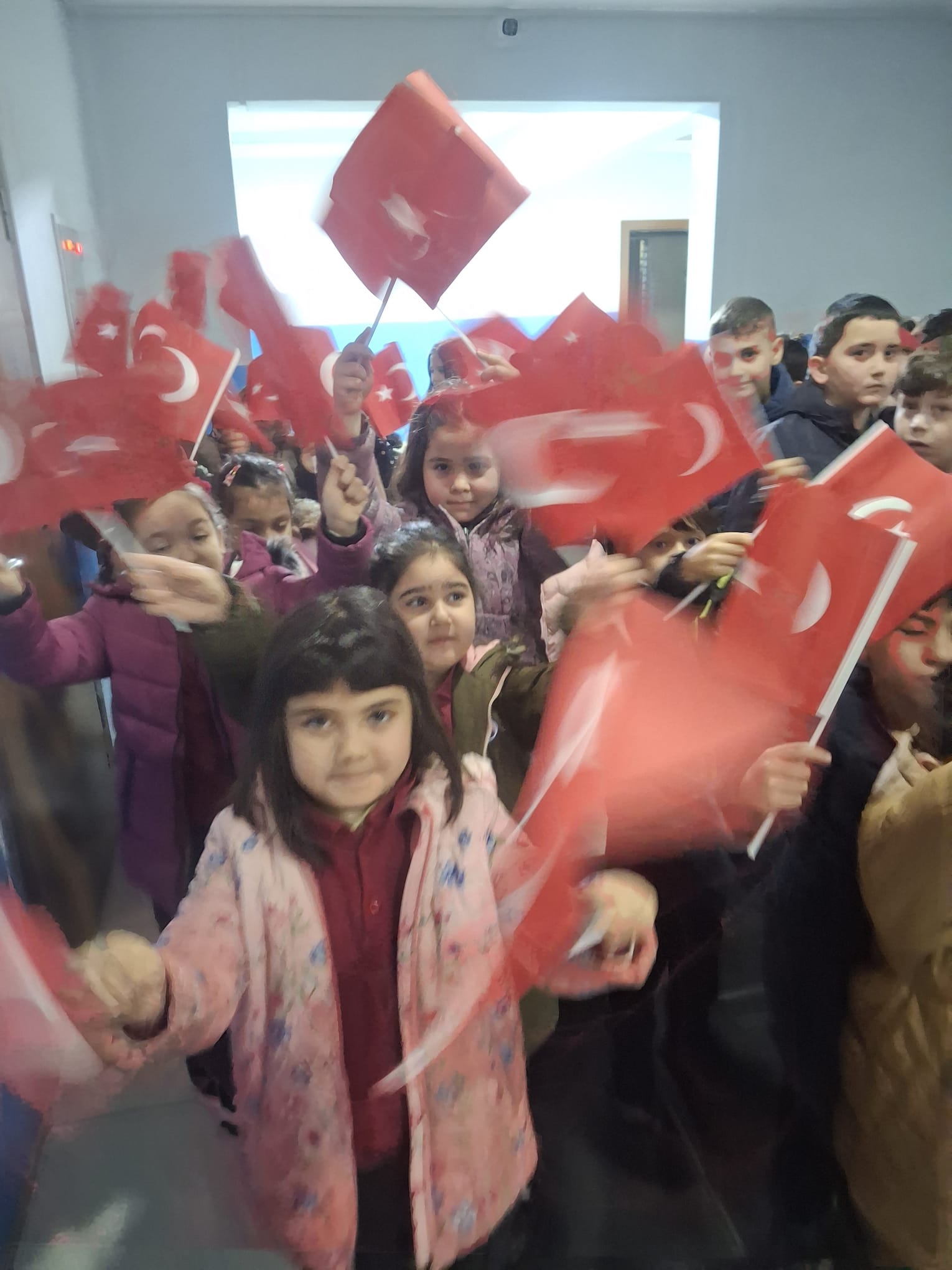 Şehit Ömer Halisdemir İlkokulu’nda Türk Bayrakları Sınıflarda Dalgalandı