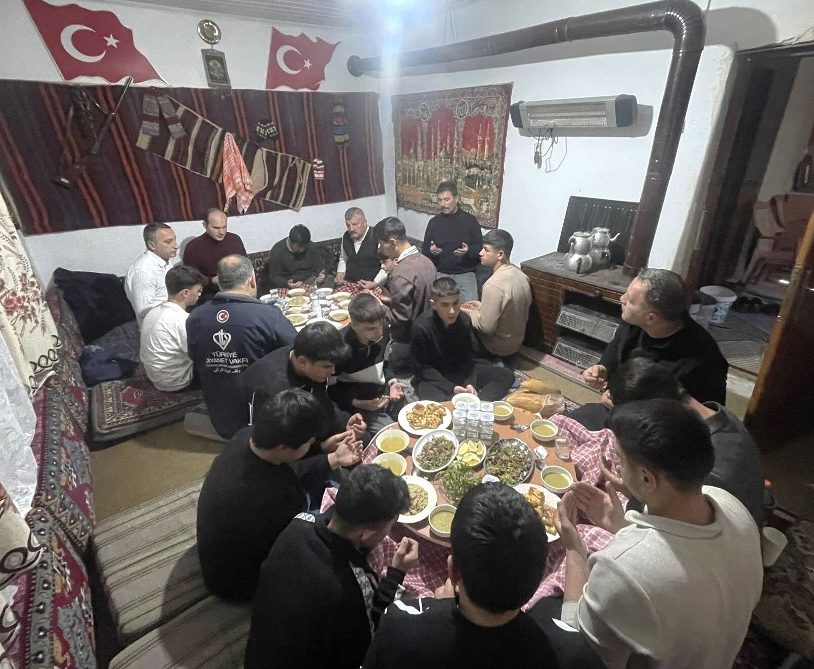 Boztepe’de Ramazan’ın Bereketi Gençlerle Paylaşıldı (1)