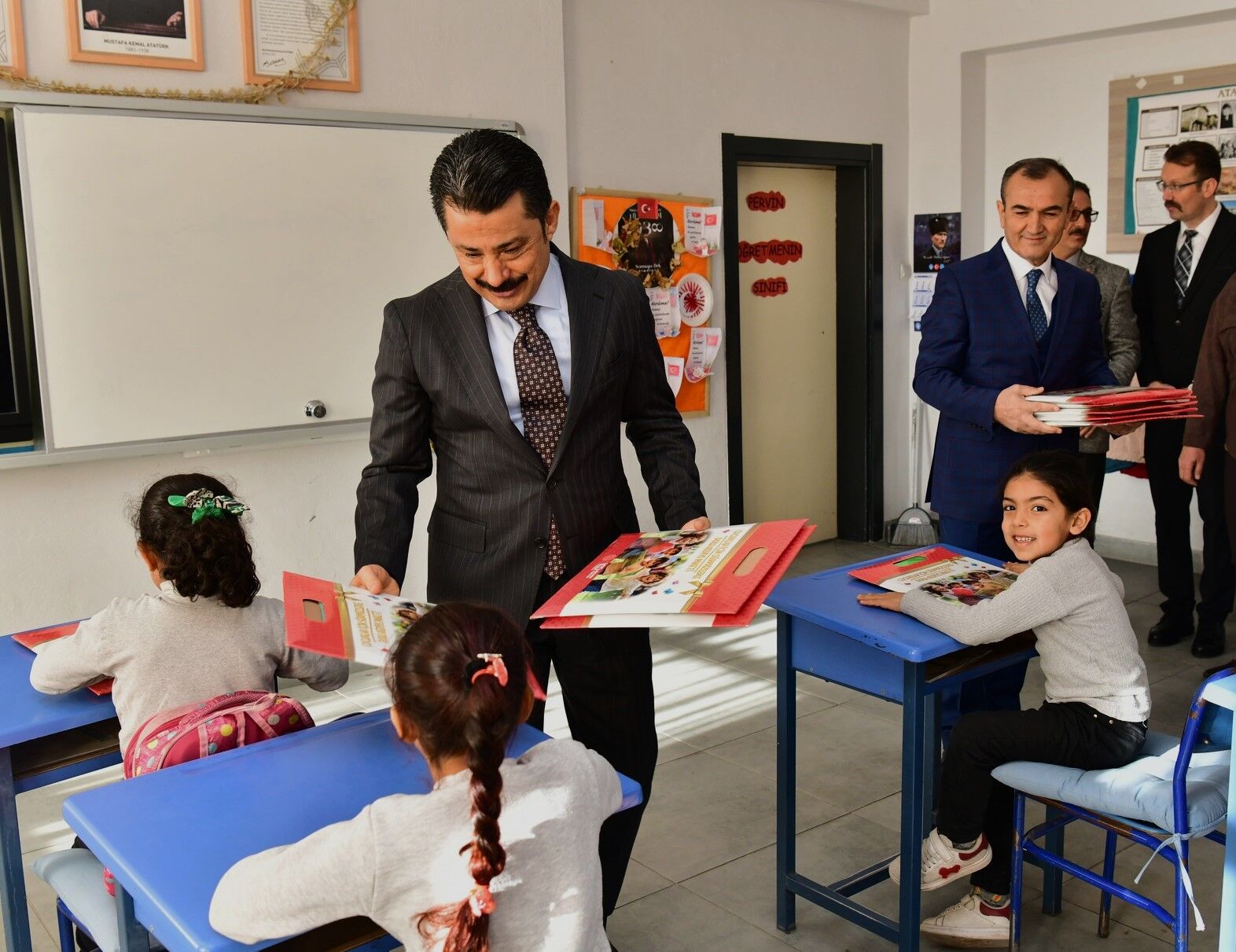Demiryürek, Haftaya Öğrencilerle İstiklal Marşı’nı Okuyarak Başladı (3)