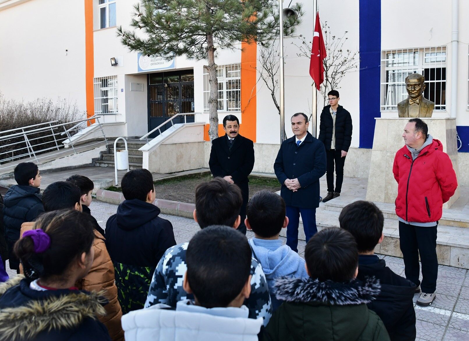 Demiryürek, Haftaya Öğrencilerle İstiklal Marşı’nı Okuyarak Başladı (7)