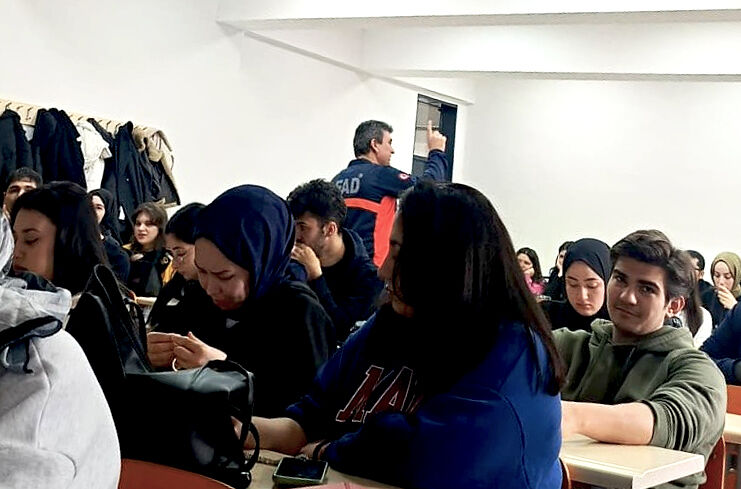 Geleceğin Hemşireleri Afete Karşı Hazırlanıyor (3)