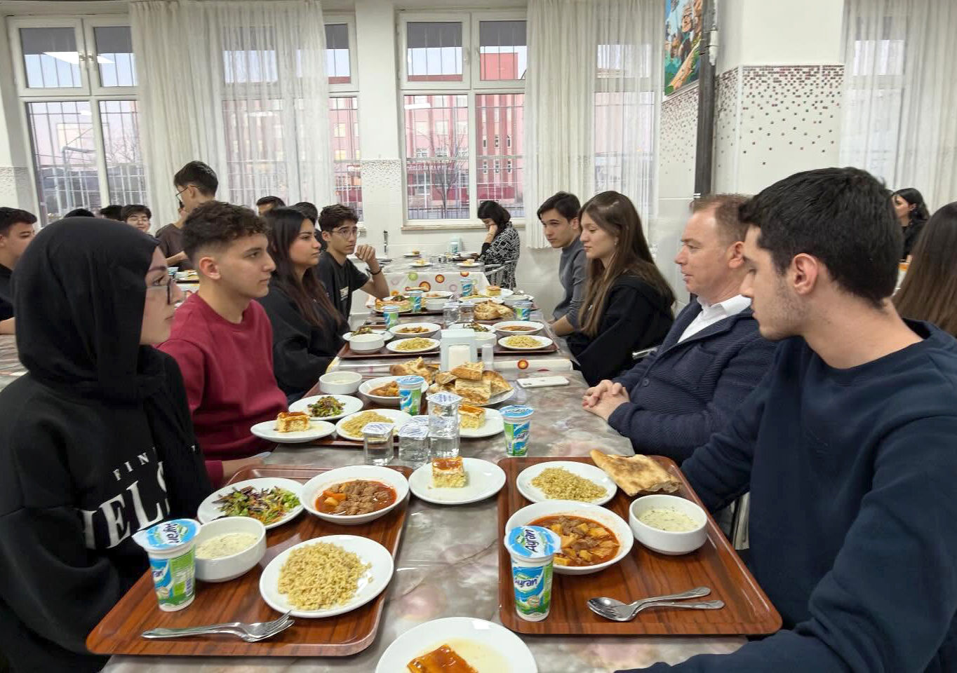 Gülşen, Geleceğin Bilim Insanlarıyla Iftarda Buluştu (2)