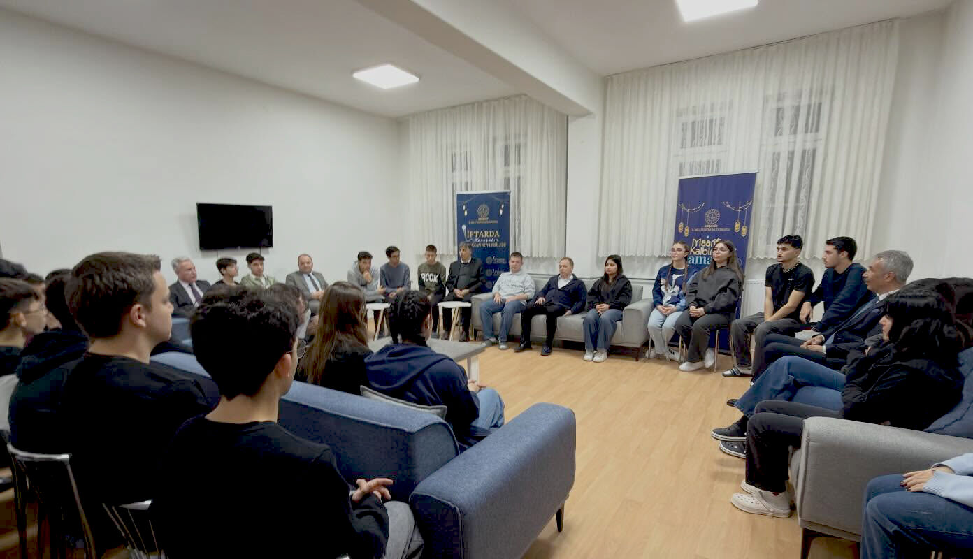 Gülşen, Geleceğin Bilim Insanlarıyla Iftarda Buluştu (4)