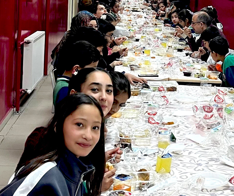 Gülşen, Ramazan Sofrasında Öğrencilerle Bir Araya Geldi (4)