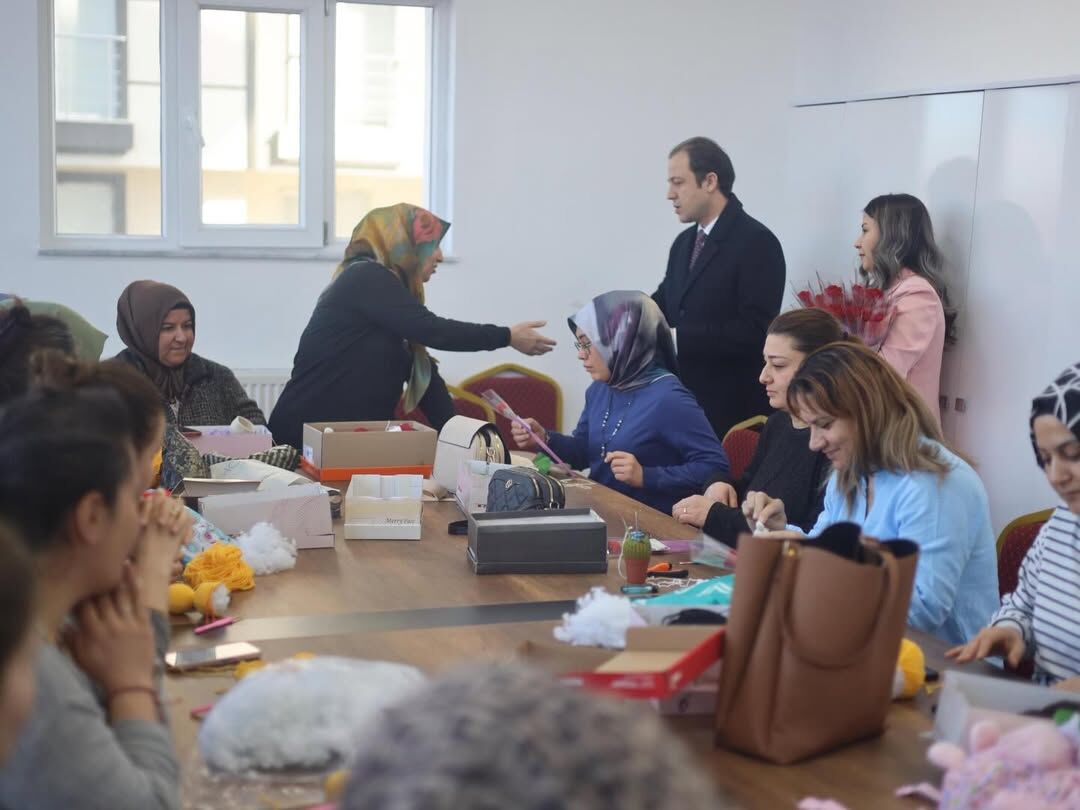 Kaymakamımız Sayın Engin Tok 8 Mart Dünya Kadınlar Günü Vesilesiyle Aile Destek Eğitim Merkezi K (1)