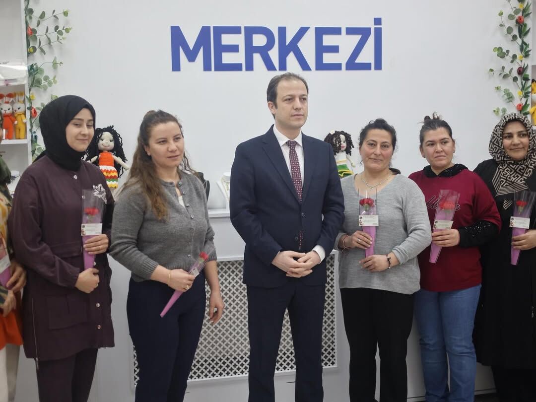 Kaymakamımız Sayın Engin Tok 8 Mart Dünya Kadınlar Günü Vesilesiyle Aile Destek Eğitim Merkezi K (4)
