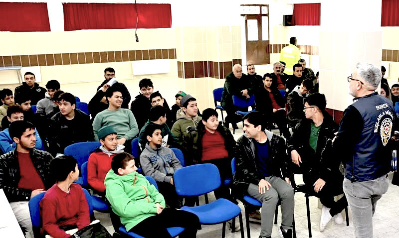 Kırşehir Emniyeti’nden Öğrencilere Güvenlik Ve Bilinçlendirme Programı (1)