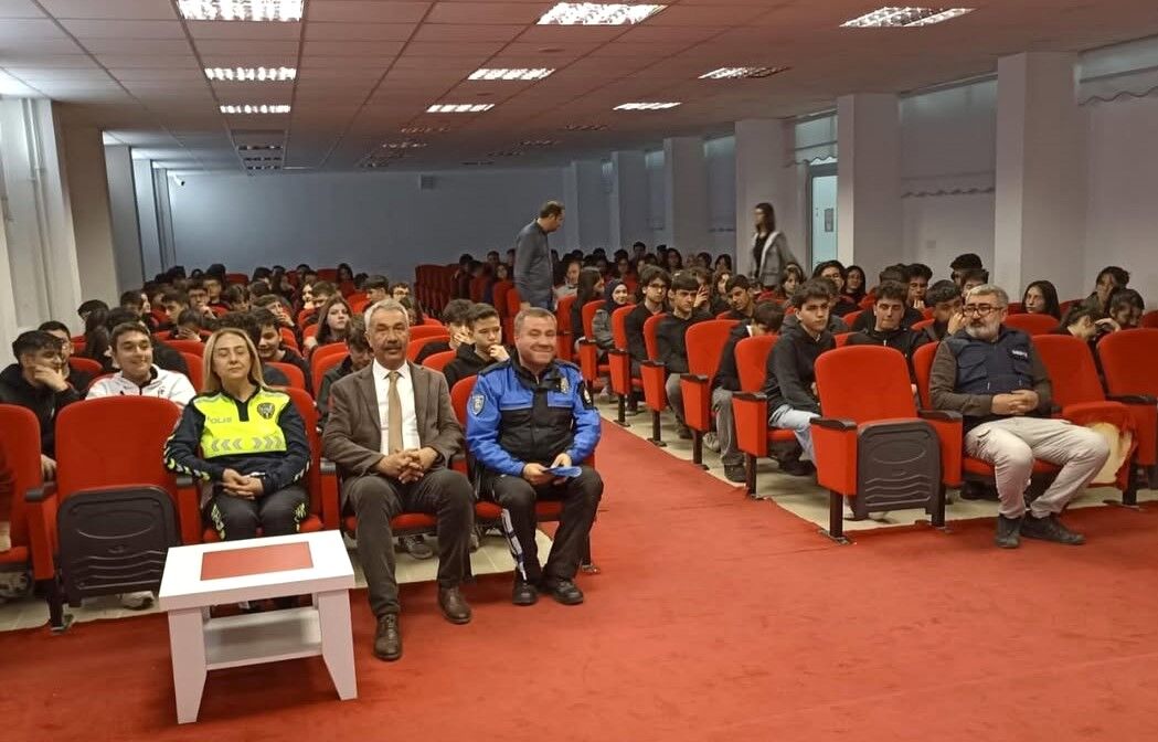 Kırşehir’de Geleceğin Bilim Insanlarına ‘Güvenli Gelecek’ Eğitimi (3)