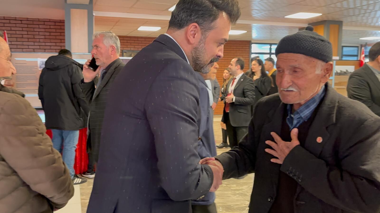 Kırşehir’de İl Müdürü Güner, Şehit Babasının Yanında Zamanı Durdurdu 2
