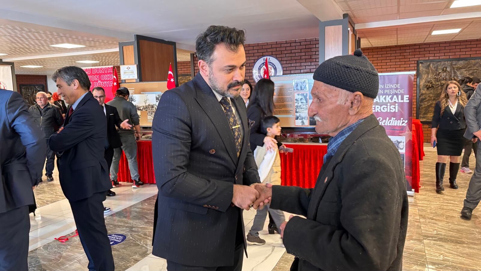 Kırşehir’de İl Müdürü Güner, Şehit Babasının Yanında Zamanı Durdurdu 3