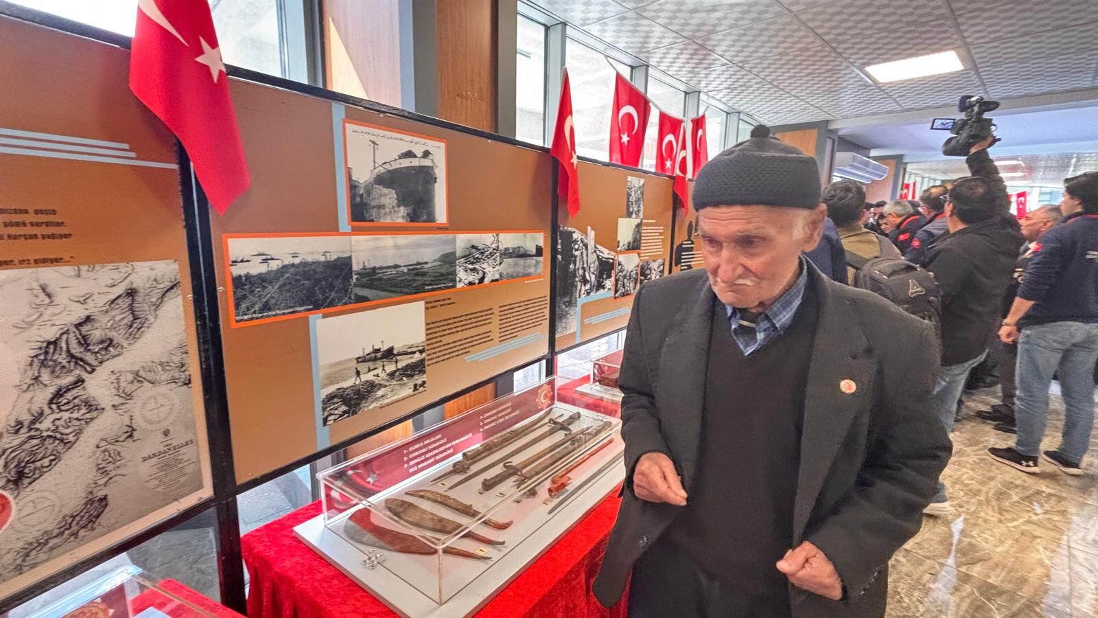 Kırşehir’de İl Müdürü Güner, Şehit Babasının Yanında Zamanı Durdurdu