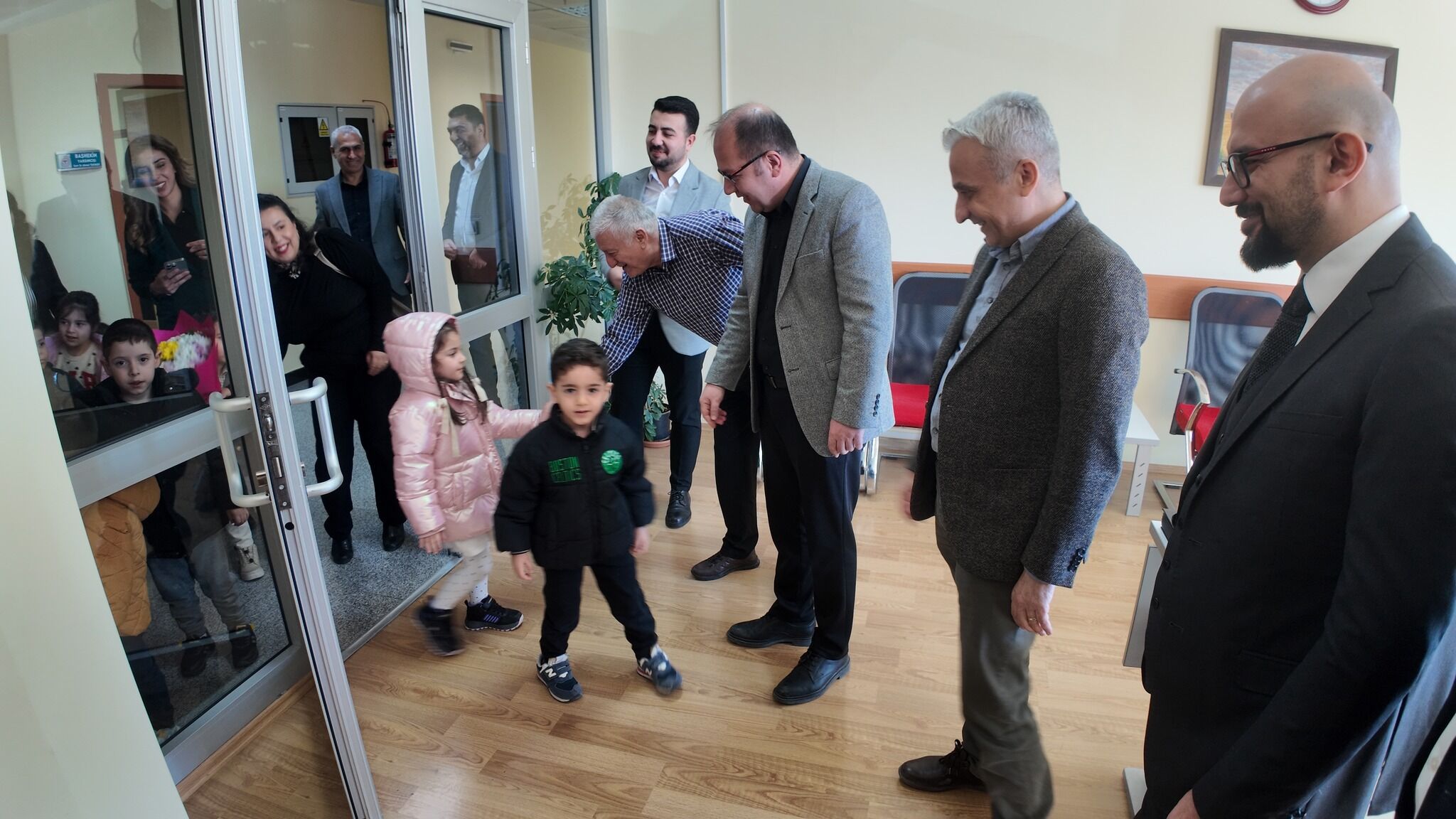 Kırşehir’de Minikler Sağlık Çalışanlarını Çiçeklerle Selamladı 2
