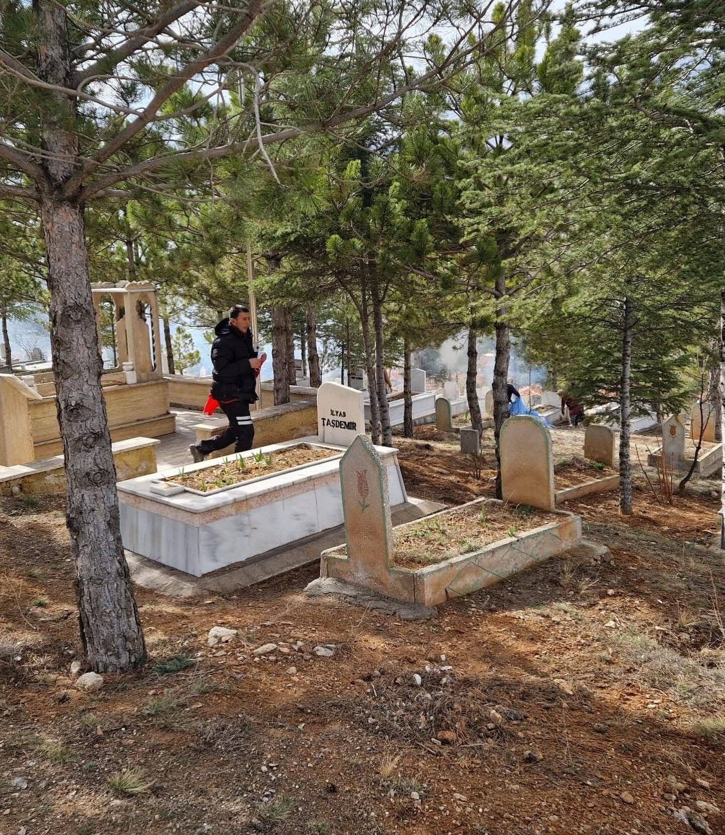 Özbağ’da Kabir Ziyaretlerine Hazırlık Tamam 3