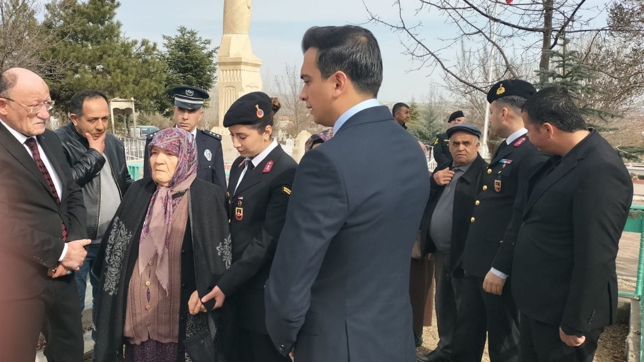 Şehit Annesi Oğlunun Mezarında 11