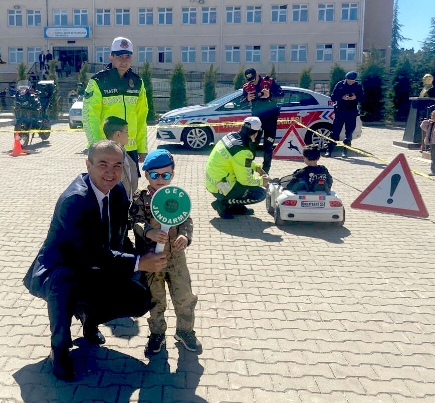 Anaokulu Bahçesi Trafik Pistine Dönüştü2