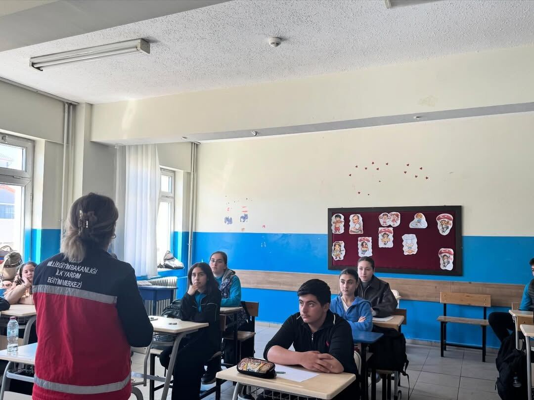Bugün Akçakent Şeyh Şamil Ortaokulu’nda Öğrencilerimizle Bir Araya Gelerek Ilk Yardım Eğitimi Ge (1)