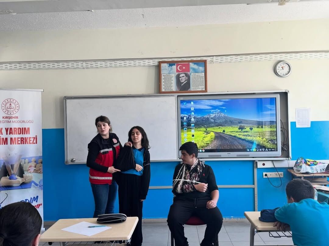 Bugün Akçakent Şeyh Şamil Ortaokulu’nda Öğrencilerimizle Bir Araya Gelerek Ilk Yardım Eğitimi Ge (2)
