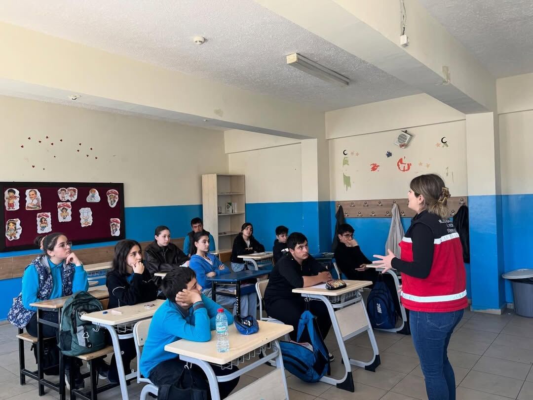 Bugün Akçakent Şeyh Şamil Ortaokulu’nda Öğrencilerimizle Bir Araya Gelerek Ilk Yardım Eğitimi Ge (3)