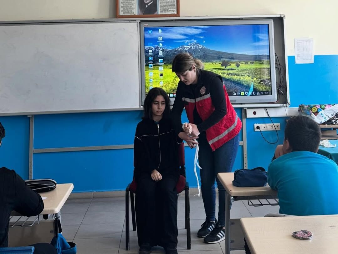 Bugün Akçakent Şeyh Şamil Ortaokulu’nda Öğrencilerimizle Bir Araya Gelerek Ilk Yardım Eğitimi Ge (5)