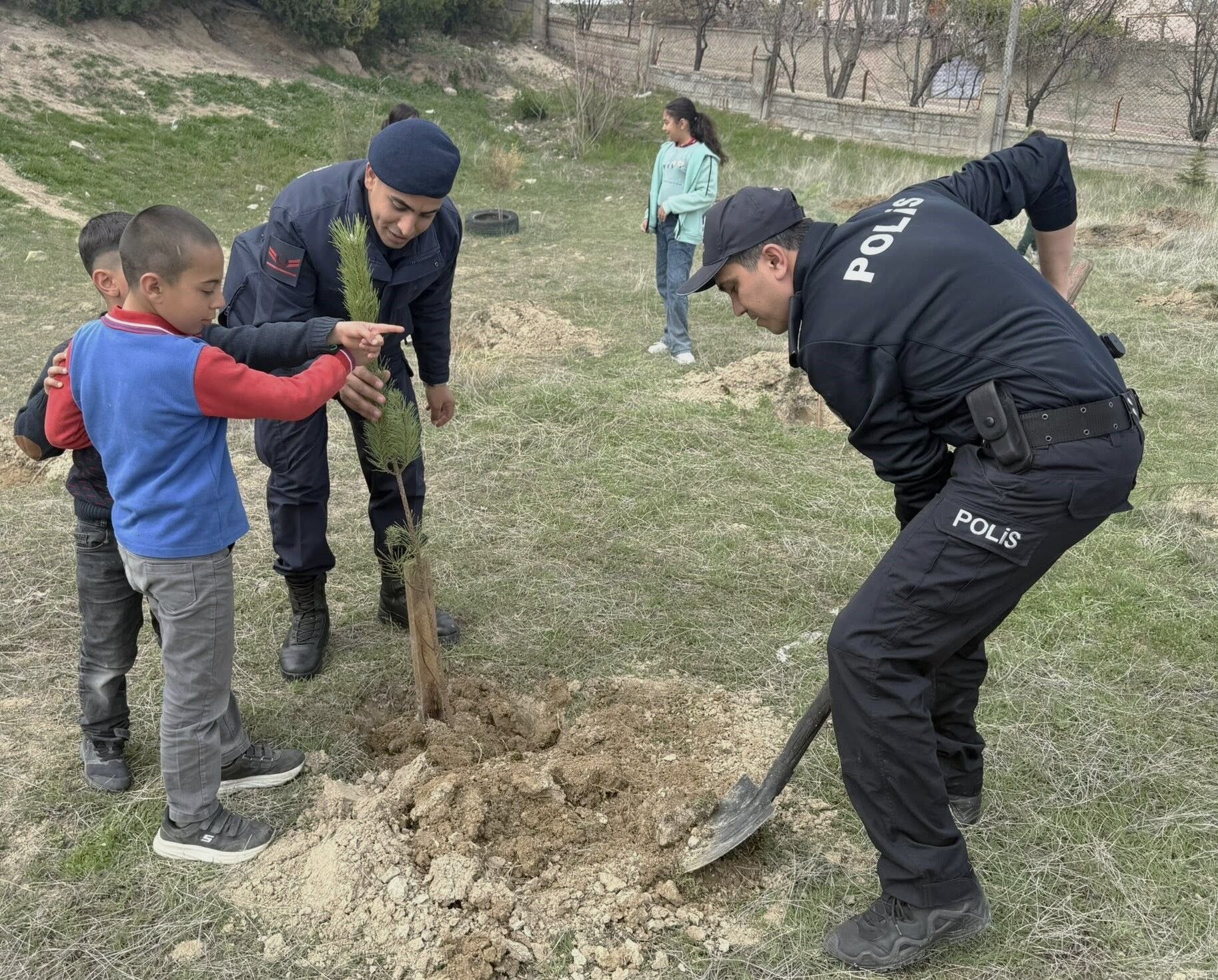 Çiçekdağı’nda Gelecek Için Fidanlar Toprakla Buluştu3