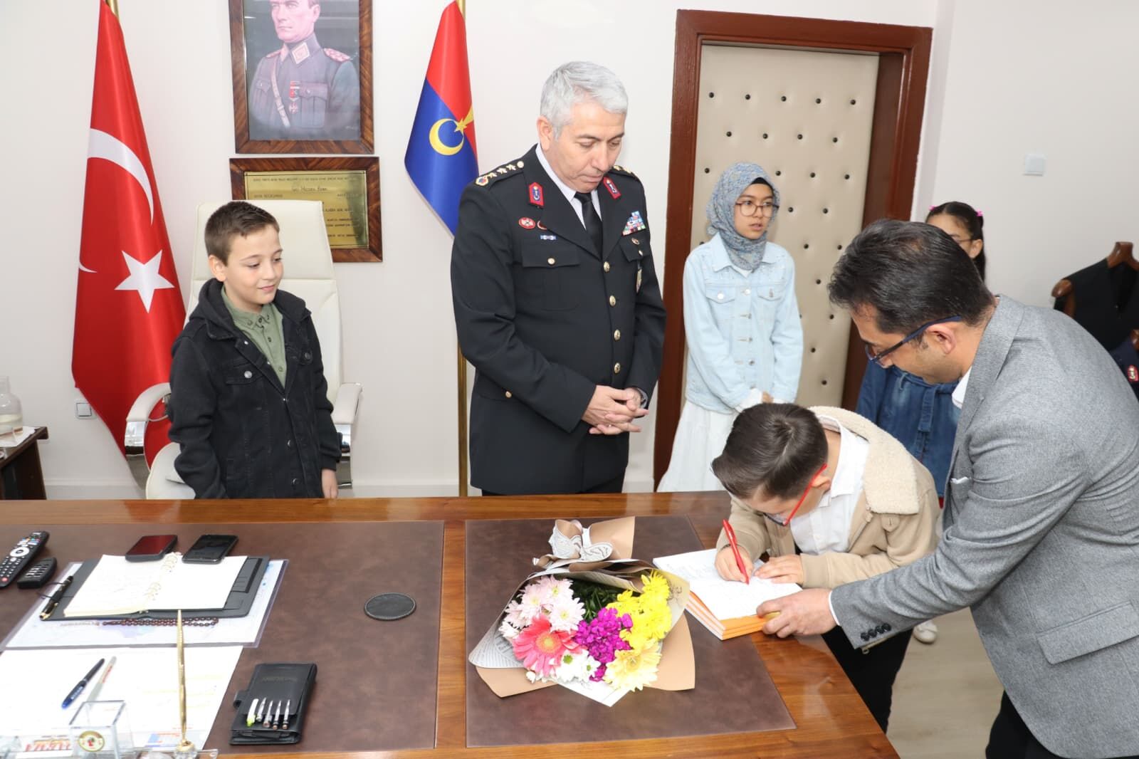 Jandarma Komutanı Koltuğunu Öğrencilere Bıraktı 1