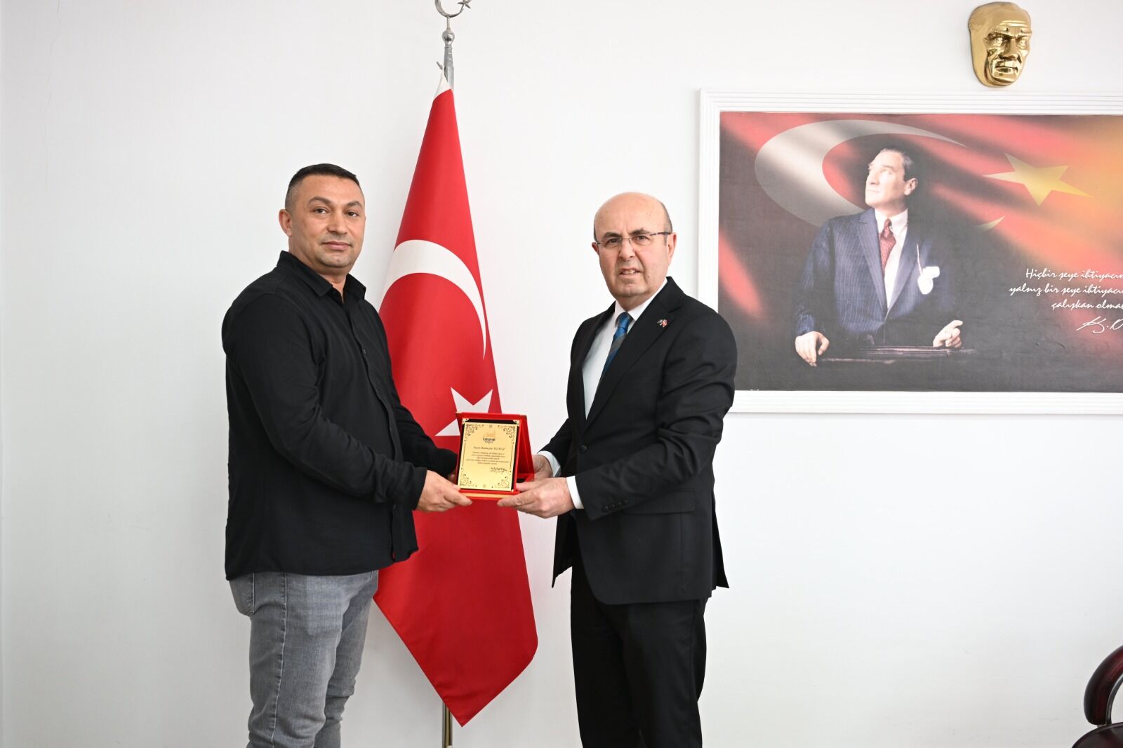 Kırşehir Belediyesi Personelleri Buldukları Altın Ve Parayı Sahibine Ulaştırdılar