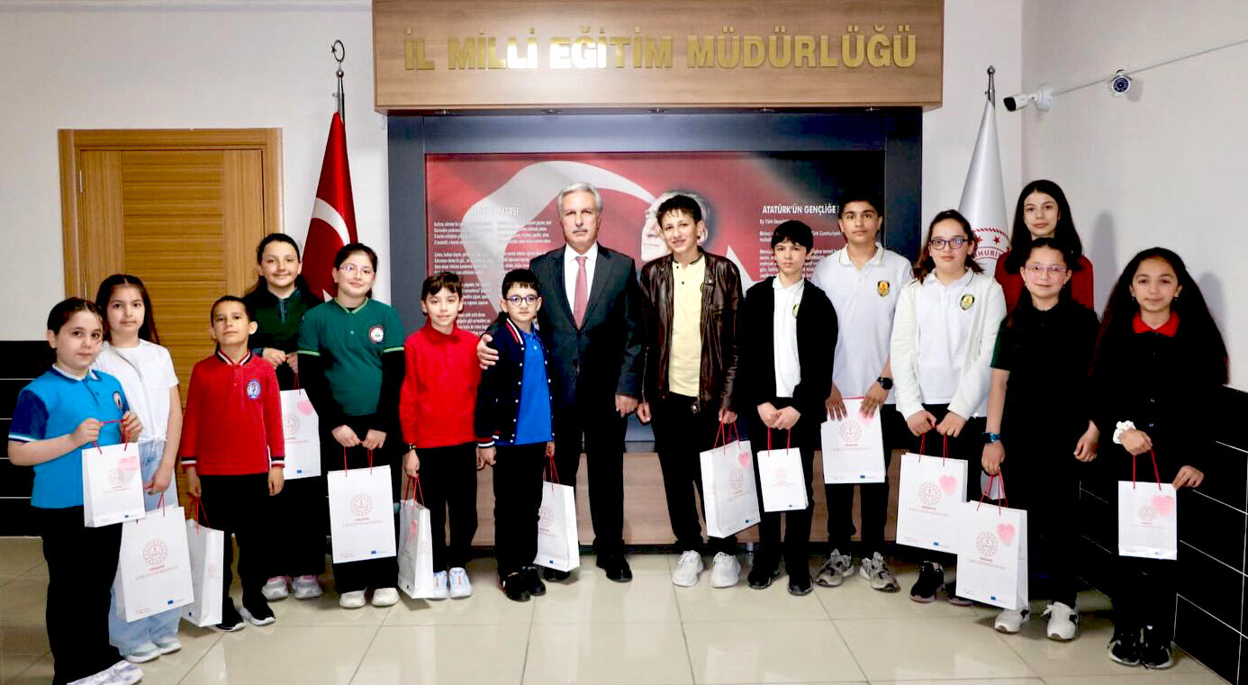 Kırşehir’de Kitap Dostu Gençler Ödüllerine Kavuştu (1)