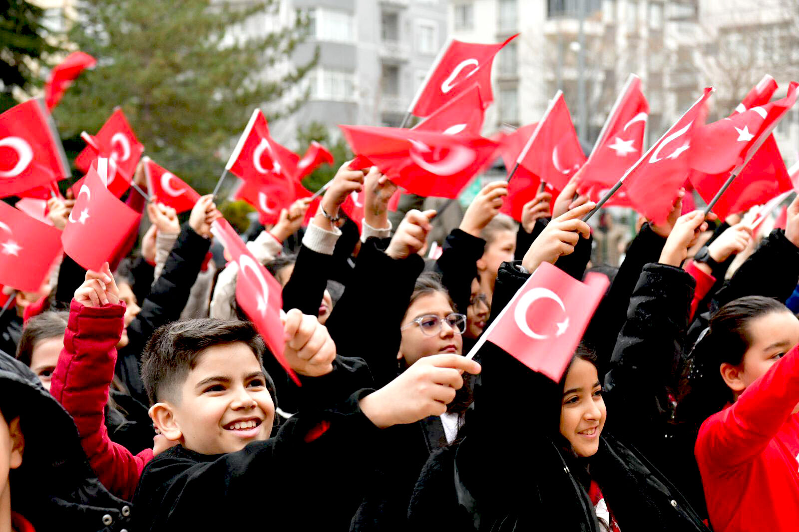Kırşehir’de Okullar Bayraklarla Donatılıyor1