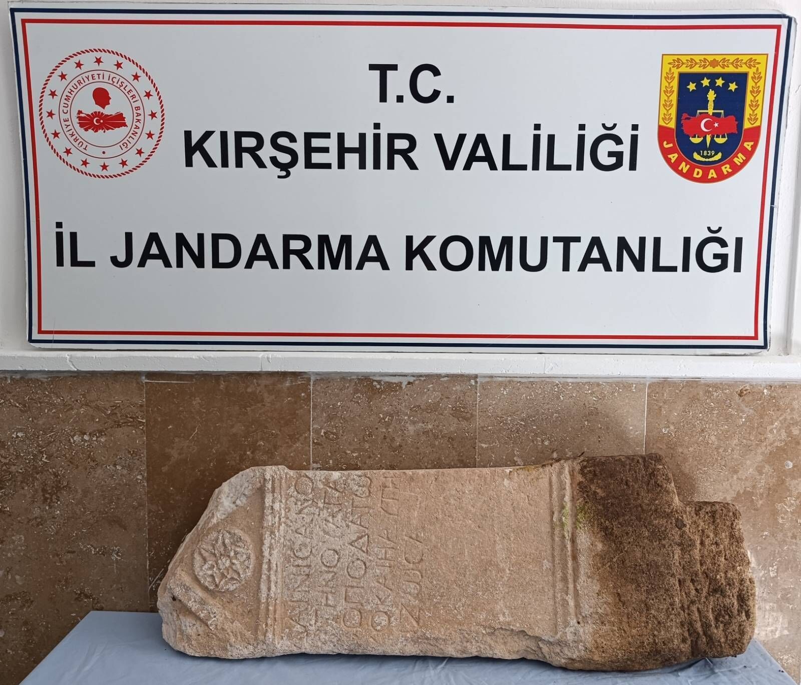 Kırşehir’de Roma Dönemine Ait Mezar Taşı Ele Geçirildi