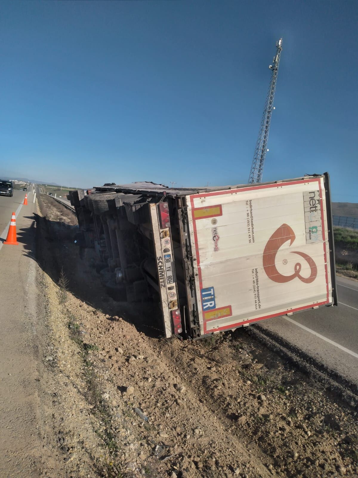 Mucur’da Çamaşır Makinesi Yüklü Tir Devrildi