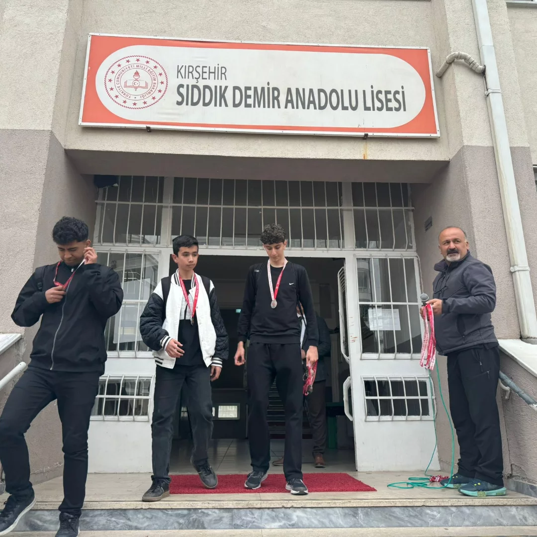 ⚽🏆 Sınıflar Arası Erkekler Futbol Turnuvasının Madalyaları Sahiplerini Buldu. Tüm Öğrencilerim (2)