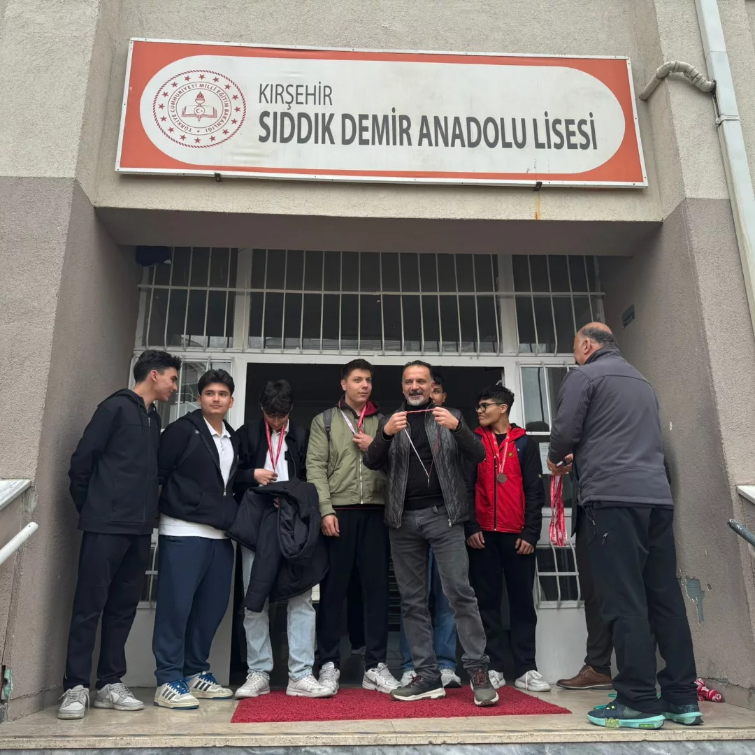 ⚽🏆 Sınıflar Arası Erkekler Futbol Turnuvasının Madalyaları Sahiplerini Buldu. Tüm Öğrencilerim (5)
