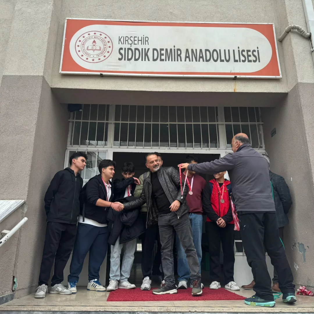 ⚽🏆 Sınıflar Arası Erkekler Futbol Turnuvasının Madalyaları Sahiplerini Buldu. Tüm Öğrencilerim (6)