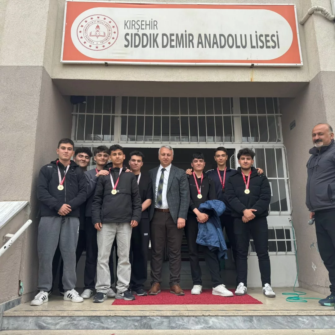 ⚽🏆 Sınıflar Arası Erkekler Futbol Turnuvasının Madalyaları Sahiplerini Buldu. Tüm Öğrencilerim