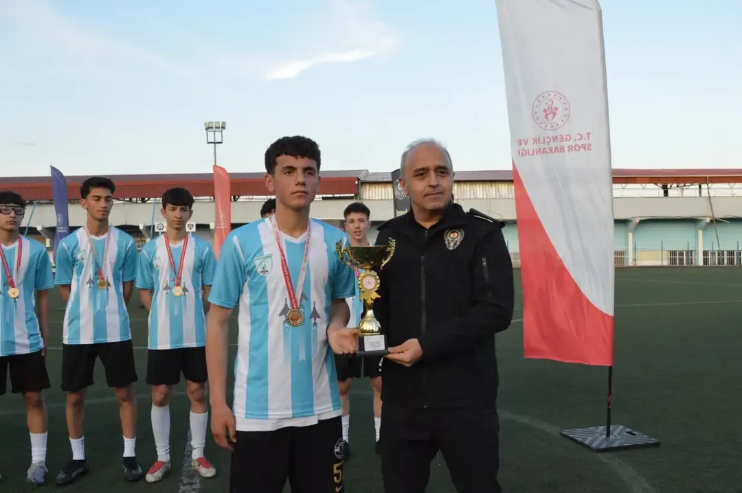 Sokaklar Bizim, Gelecek Gençlerin! ⚽️🏆5X5 Sokaklar Bizim Olsun Futbol Turnuvasında Şampiyonl (1)
