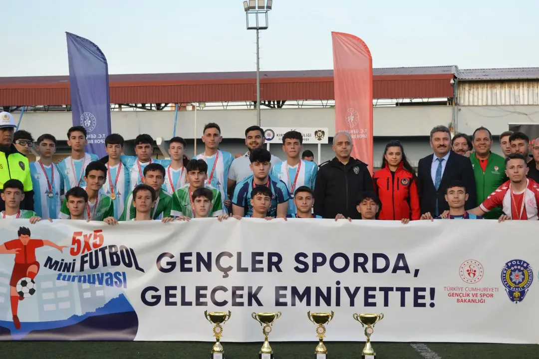 Sokaklar Bizim, Gelecek Gençlerin! ⚽️🏆5X5 Sokaklar Bizim Olsun Futbol Turnuvasında Şampiyonl (9)