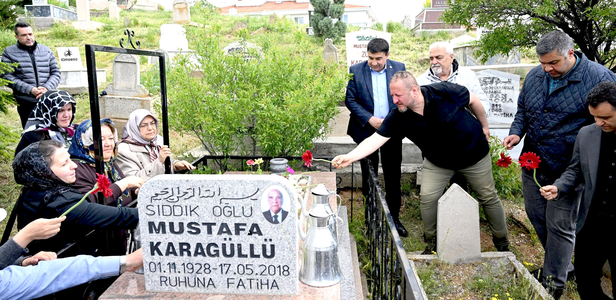 ‘Ahi Baba’ Mustafa Karagüllü Kabri Başında Dualarla Yad Edildi (1)