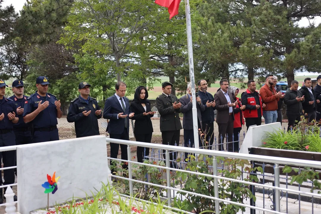 Kaymakamımız Sayın Engin Tok Kurban Bayramı Öncesinde Şehitlerimizin Kabirlerini Ziyaret Etti.k (2)