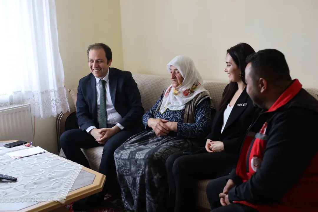 Kaymakamımız Sayın Engin Tok Kurban Bayramı Öncesinde Şehitlerimizin Kabirlerini Ziyaret Etti.k (8)